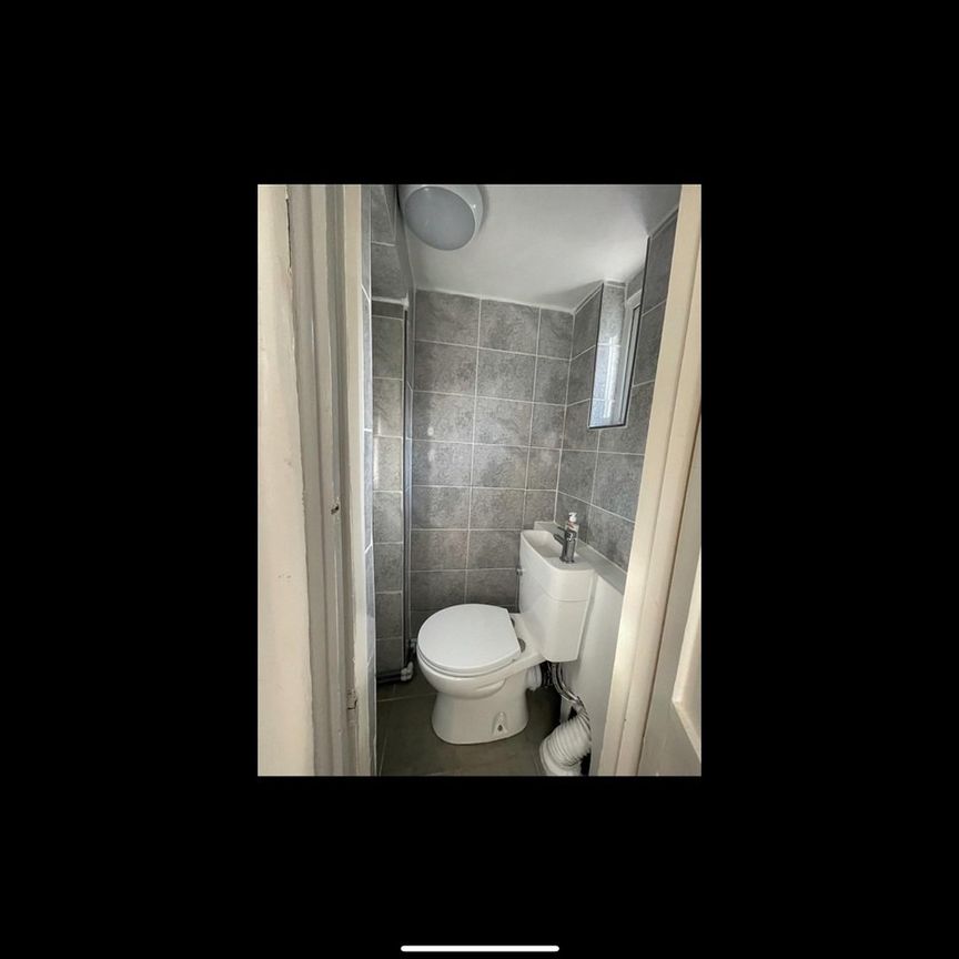 Room in a Shared House, Ravenshurst Avenue, NW4 - Photo 1