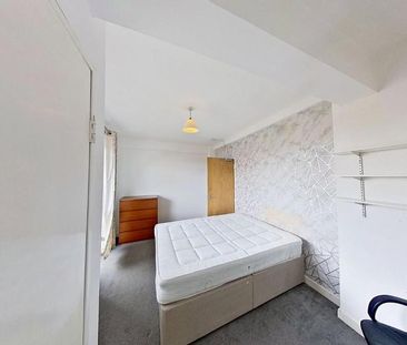 3 bedroom flat to rent - Photo 4