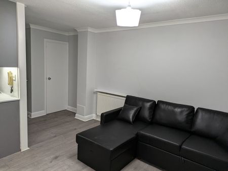 1 Bed Flat, Kingfisher Place, RG1 - Photo 2