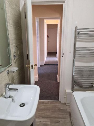 3 bedroom flat to rent - Photo 3