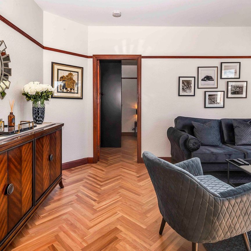 ART DECO NEW YORKER MEETS BEACHSIDE LIVING - FURNISHED EXECUTIVE ACCOMMODATION - Photo 1