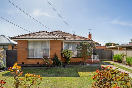 32 Club Avenue, Kingsbury VIC 3083 - House For Rent | Domain - Photo 3