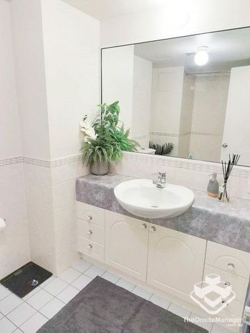 Stunning Unfurnished Two-Bedroom Apartment with Breathtaking City/River Views in Kangaroo Point - Photo 3