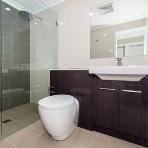 Modern One Bedroom Apartment - Photo 2