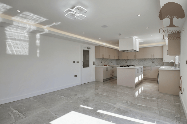 7 bed semi-detached house to rent in Langley Road, Slough, SL3 - Photo 1