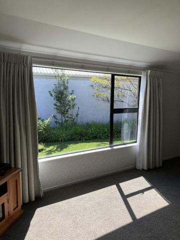 Comfortable family home - Walk to town - Photo 3