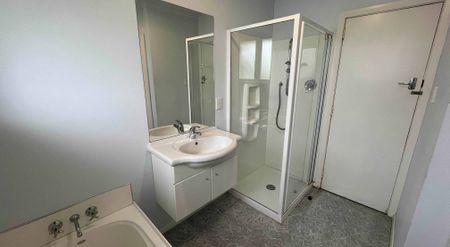 Family Home in West End - Photo 4