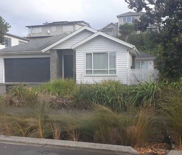 Style, comfort & seaviews in Long Bay - Photo 1