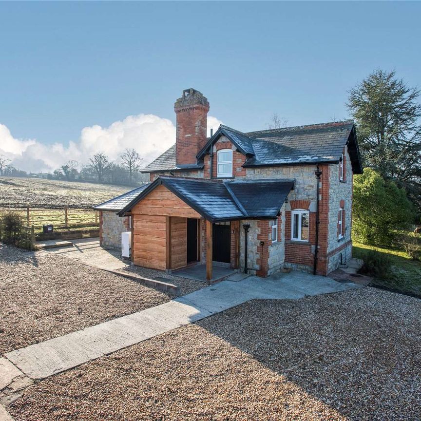 Newly refurbished three bedroom farmhouse - Photo 1