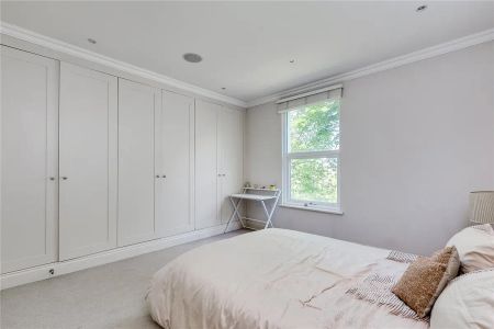 3 bedroom flat in Balham Park Road - Photo 2