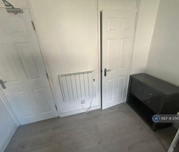 1 bedroom in a flat share to rent - Photo 6
