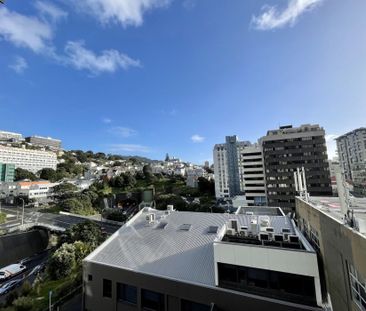 Stylish One Bedroom, One Bathroom Apartment with Balcony - Photo 6