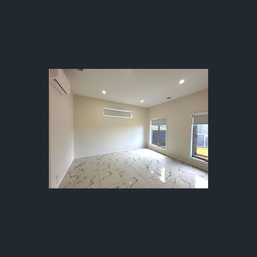 LARGE LUXURIOUS FAMILY HOME - Photo 1