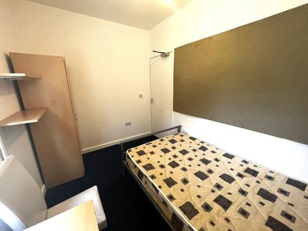 1 bedroom in a house share to rent - Photo 5
