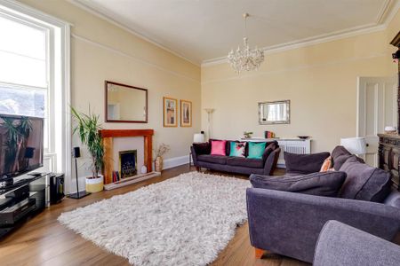 4 bedroom flat to rent - Photo 2