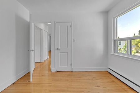 389-401 Yonge Street Apartments - Photo 2