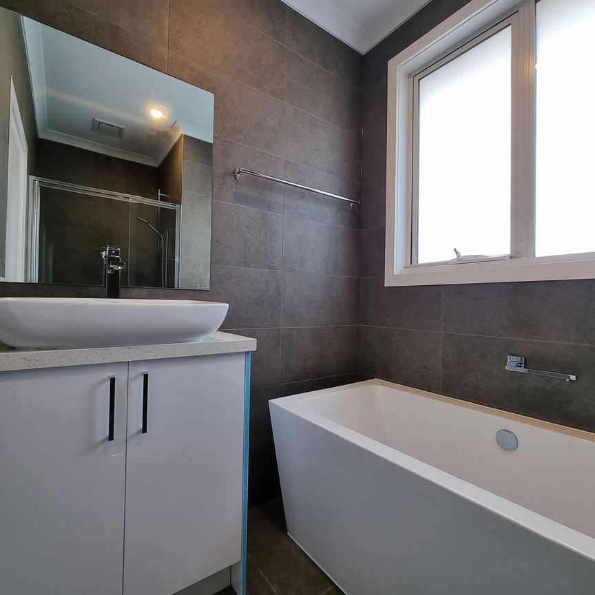 Luxurious Townhouse in Prime Location - Photo 1