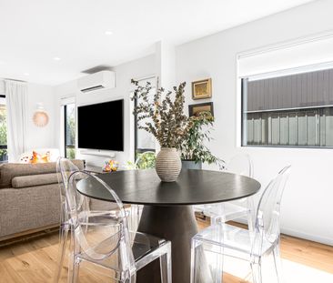 Sleek and Stylish - Photo 3