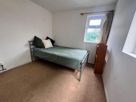 1 bedroom in a house share to rent - Photo 4