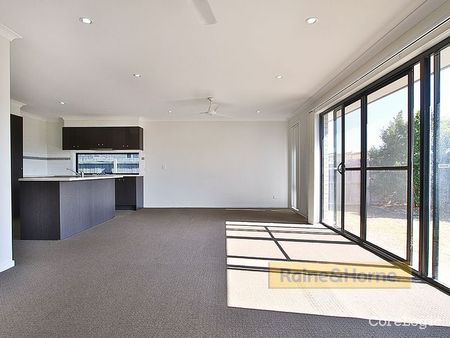 MODERN 3 BEDROOM FAMILY HOME WITH AIR CON. - Photo 2