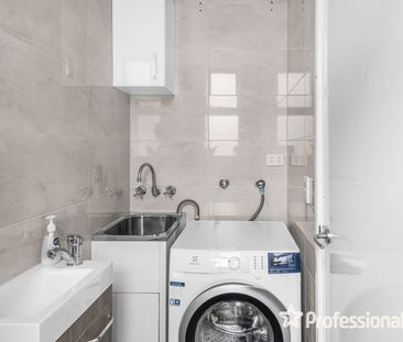 Stylish 2-Bedroom Townhouse in Ascot - Photo 3