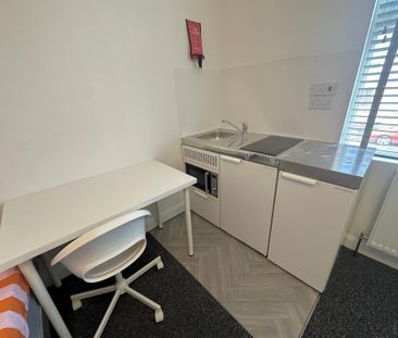 1 bedroom in a house share to rent - Photo 4