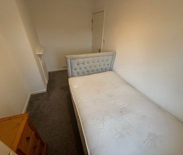 4 bedroom semi-detached house to rent - Photo 2