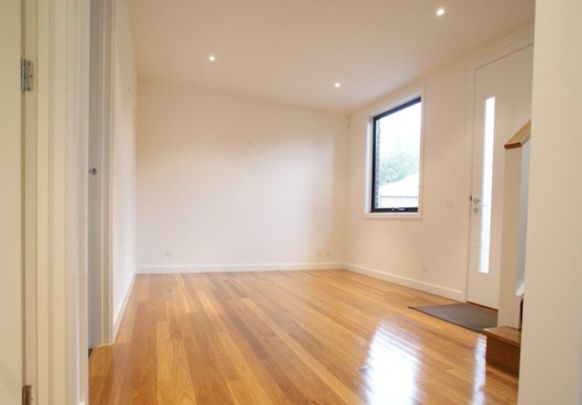 Modern & Spacious 2 Bedroom Townhouse in Prime Location - Photo 1