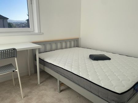 4 bedroom flat to rent - Photo 2