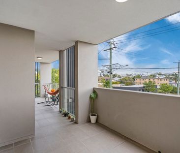 Sunsets & Lifestyle in your Stylish City Apartment - Photo 5