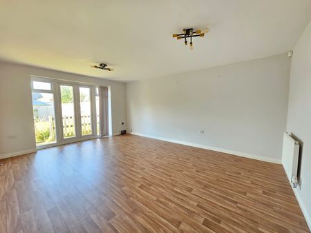 5 bedroom detached house - Photo 2