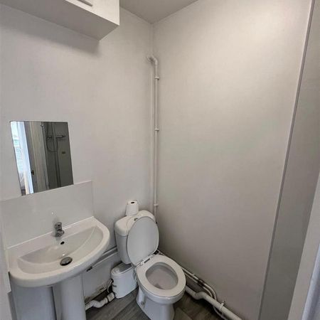 1 bedroom in a house share to rent - Photo 3