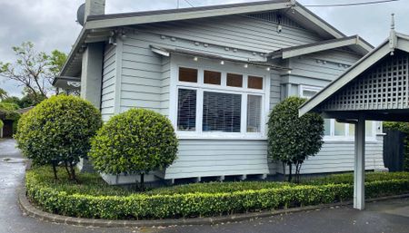 Charming 3-Bedroom Bungalow - Photo 5