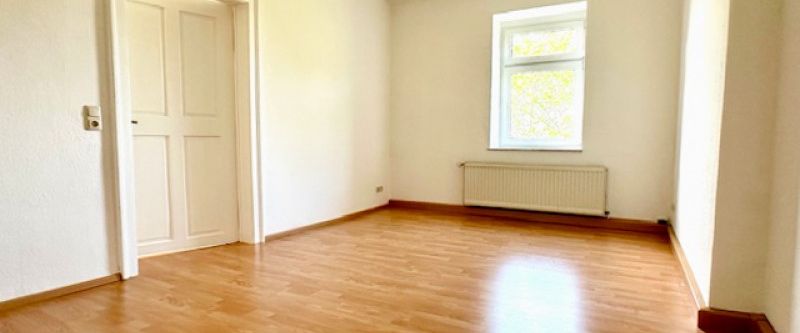 Schicke Altbauwohnung mit Kaminofen im Zentrum von Annaberg! - Photo 1