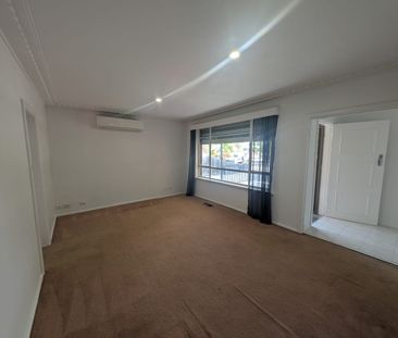 Three bedroom living with large garage - Photo 2