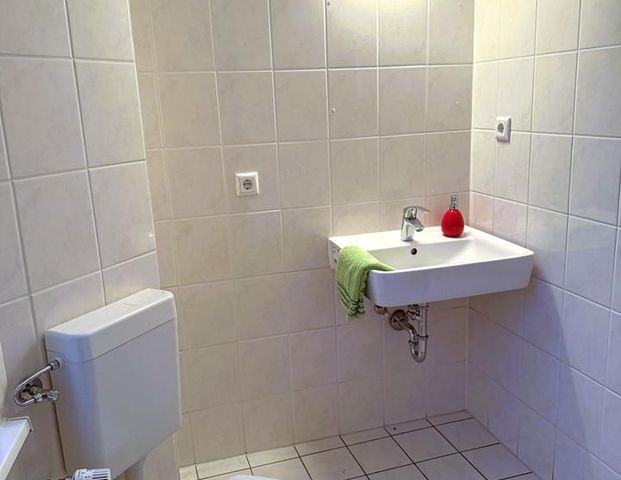 WEIHNACHTSGESCHENK: 1 MONAT MIETFREI! Frisch renoviert mit Wannenbad und geräumiger Küche - Photo 1