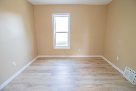 **STUNNING** Beautiful 2 Bedroom Upper Unit in Welland - Photo 4