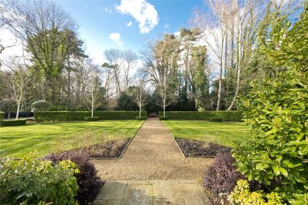 Elegant and spacious, one bedroom apartment set in an exclusive gated development, located in the heart of Esher. - Photo 5