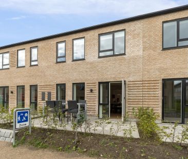 Moderne rækkehus med smuk udsigt og charmerende beliggenhed - Photo 1