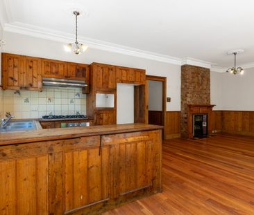 Central location! - Photo 4