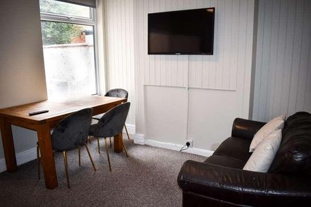 Spare Rooms Available At !! - Bills Included, LN5 - Photo 2