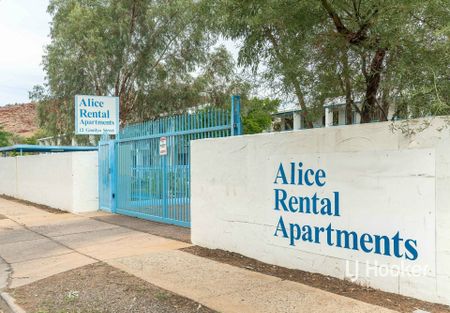 No Vacancies - Furnished Units - Electricity Included - Photo 4