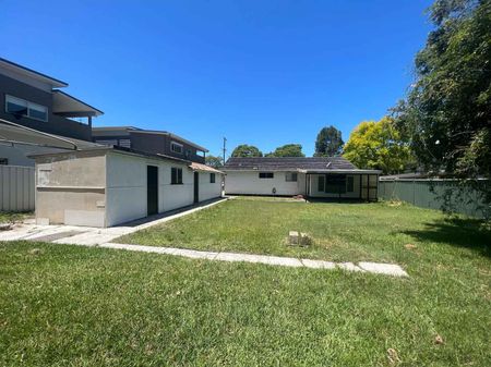 Prime Location – Walk to Shops! - Photo 3