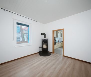 Großzügige Wohnung mit Wintergarten, Kaminofen und Einbauküche nahe... - Photo 2