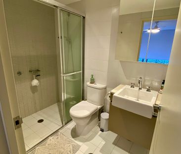 BRIGHT & SPACIOUS CORNER APARTMENT WITH PANORAMIC OUTLOOK. - Photo 6