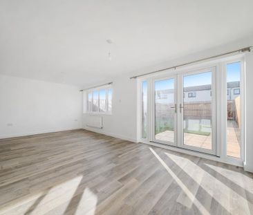 4 bedroom end of terrace house to rent - Photo 2