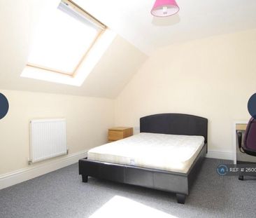 1 bedroom in a house share to rent - Photo 2