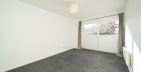 Bright and spacious studio apartment in a peaceful but highly convenient location close to Stockwell and Vauxhall stations. - Photo 5
