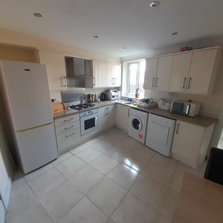 1 bedroom in a house share to rent - Photo 1