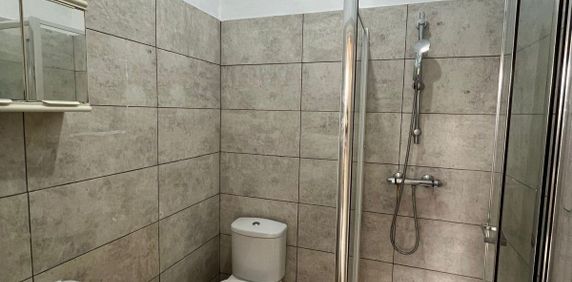 Studio flat with seperate kitchen -Ilford Station -£900 pcm - Photo 2